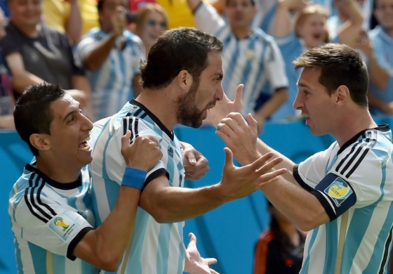 Higuaín festeja junto a Messi y Di María.