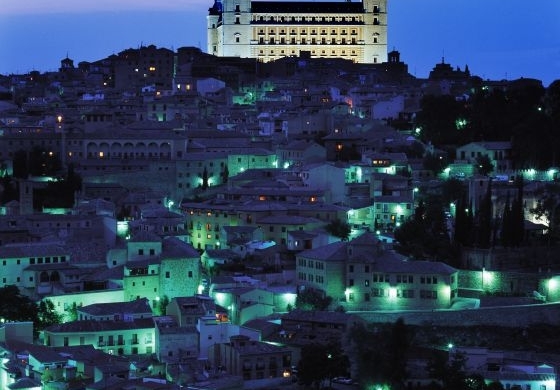 Vista nocturna del casco histórico de Toledo, en el que destaca el Alcázar. / BRIAN LAWRENCE